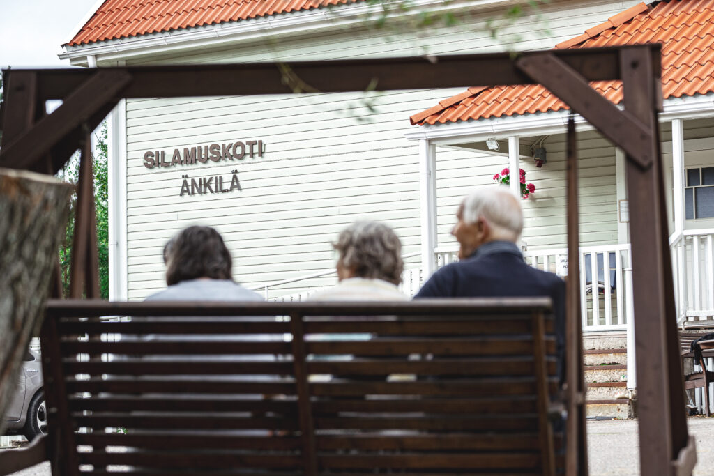 Silamuskodin asukkaita pihakeinussa