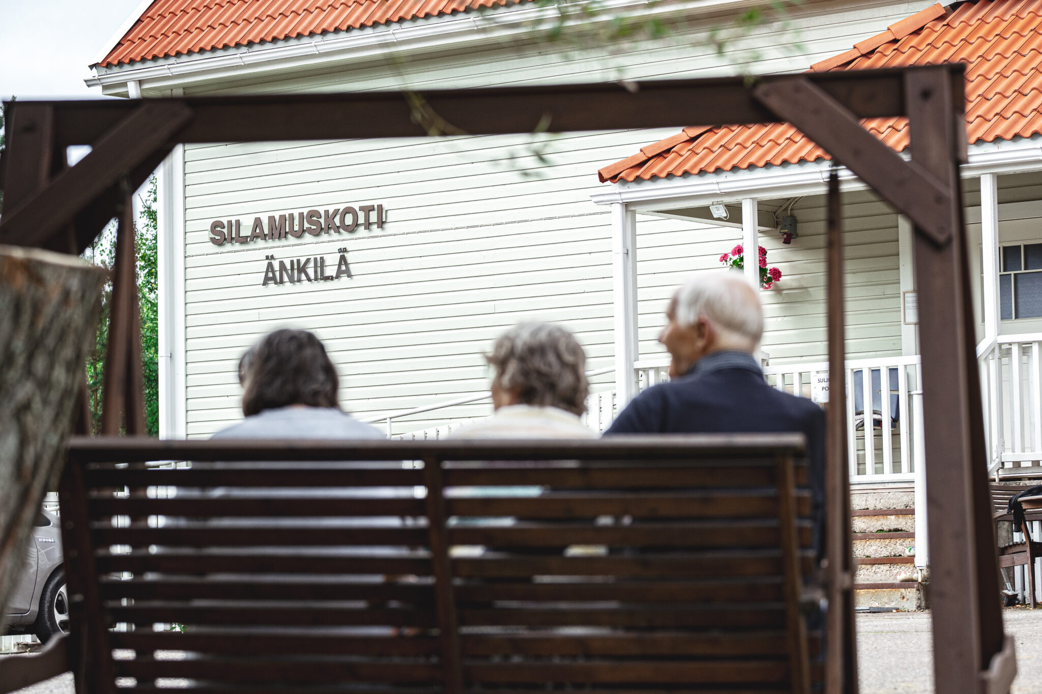 Silamuskodin asukkaita pihakeinussa